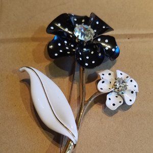 Spectator Black and White Flower Pin